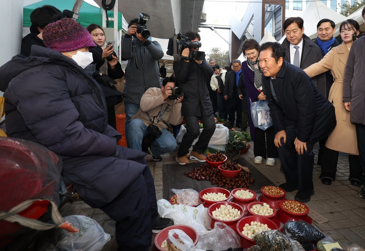 춘천 풍물시장 상인들 만난 정청래