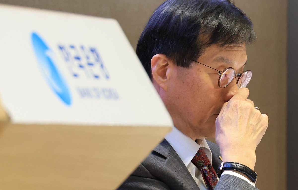 이창용 한국은행 총재가 17일 서울 중구 한은 본부에서 열린 물가안정목표 운영상황 점검 설명회에서 발언을 고민하고 있다. 이 총재는 이날 환율 수준과 관련해 “위기라고 할 수 있고 걱정이 심하다”고 말했다. 뉴스1