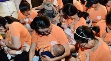 세계 모유수유주간을 맞아 7일 오전 서울 강동구 천호역 만남의 광장에서 열린 ‘모유수유 인식 개선 캠페인’에서 엄마들이 아기에게 모유수유를 하는 퍼포먼스를 하고 있다. 2017.8.7. 뉴시스