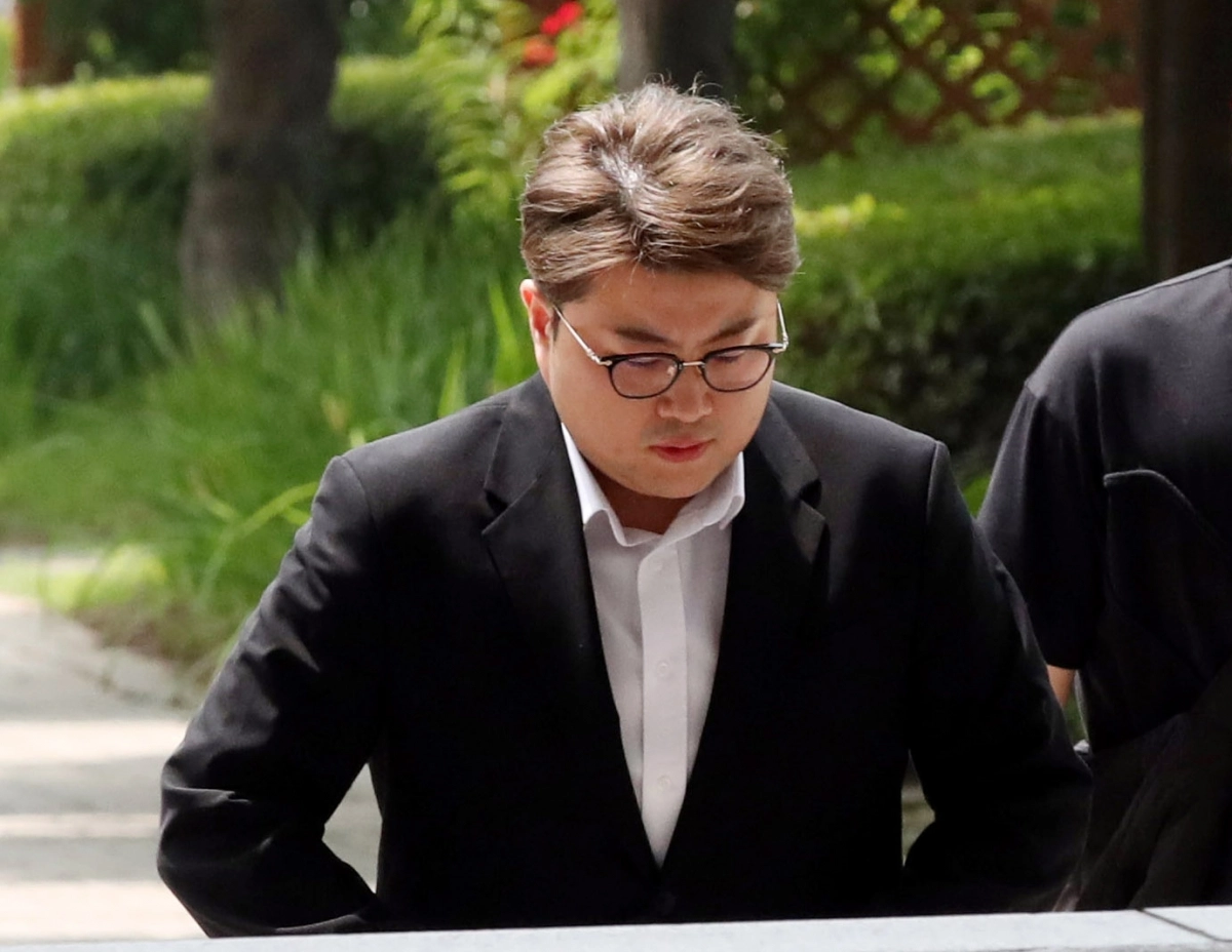음주 뺑소니 혐의를 받는 가수 김호중이 2024년 5월  24일 구속 전 피의자 심문(영장실질심사)를 위해 서울 서초구 서울중앙지법에 출석하고 있다. 연합뉴스