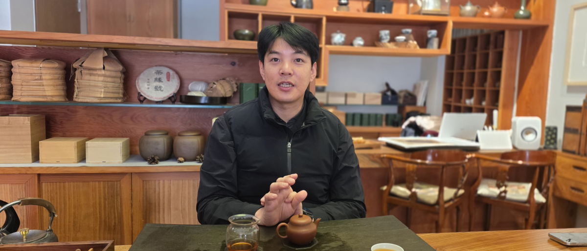 서울 인사동 일광정사에서 여상우씨가 차를 우리며 차에 대한 철학을 설명하고 있다.