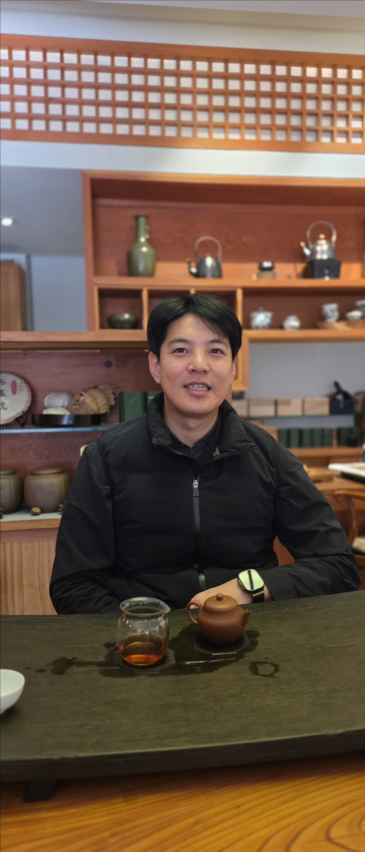 서울 인사동 일광정사에서 여상우씨가 차를 우리며 차에 대한 철학을 설명하고 있다.