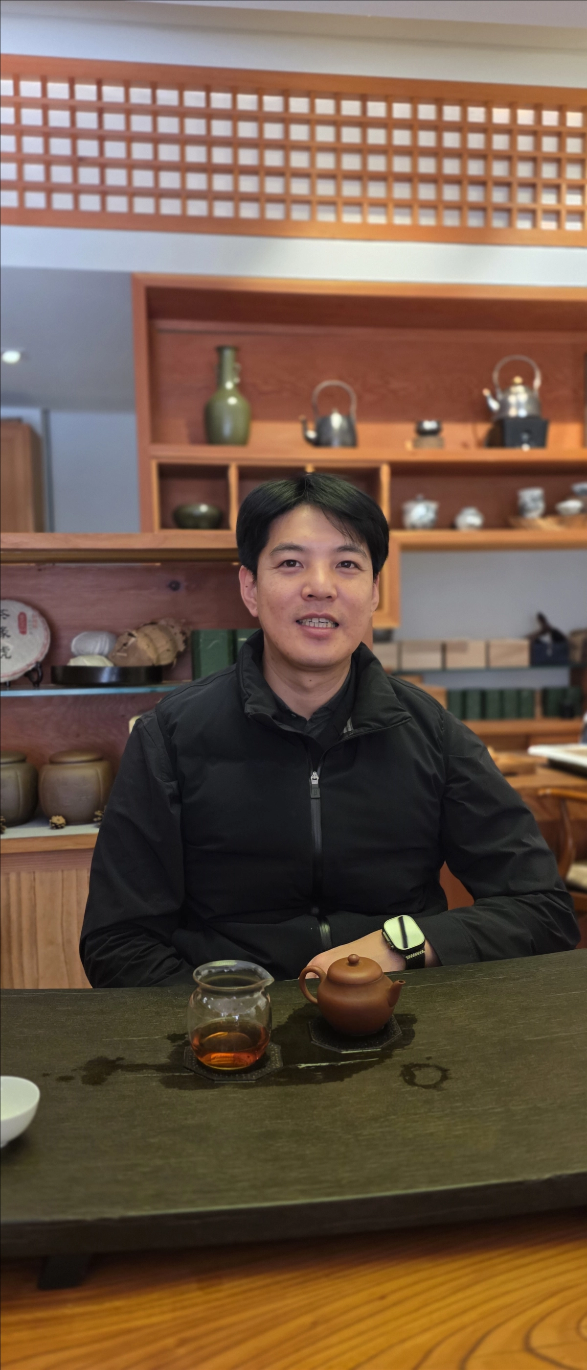 서울 인사동 일광정사에서 여상우씨가 차를 우리며 차에 대한 철학을 설명하고 있다.