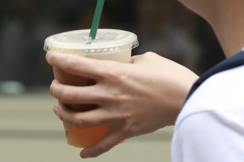 정부가 카페에서 플라스틱 일회용 컵 무상 제공을 금지하겠다고 밝혔다. 연합뉴스