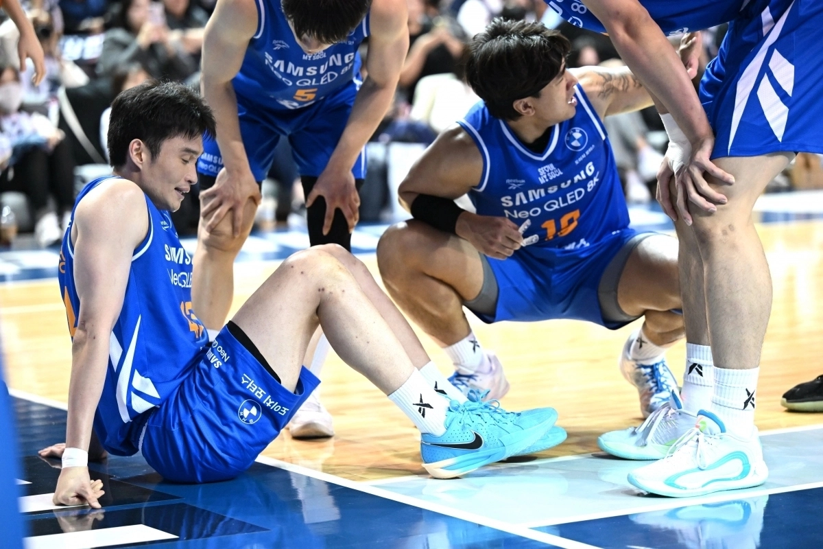 서울 삼성 이대성이 지난달 1일 서울 잠실실내체육관에서 열린 2025~26 프로농구 정규시즌 부산 KCC와의 홈 경기에서 무릎을 다쳐 고통스러워하고 있다. KBL 제공