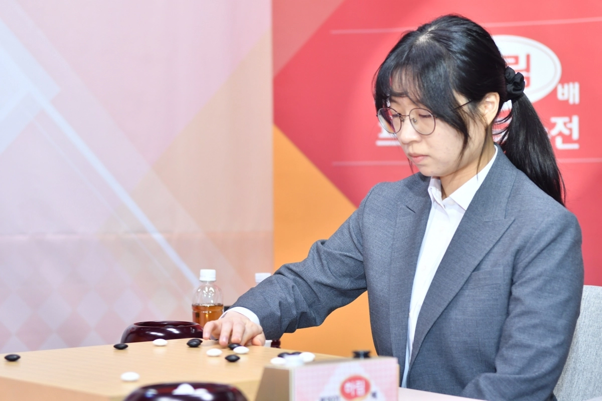 최정 9단이 17일 서울 성동구 한국기원 바둑TV 스튜디오에서 열린 제30기 하림배 프로여자국수전 결승 3번기 2국을 두고 있다. 한국기원 제공