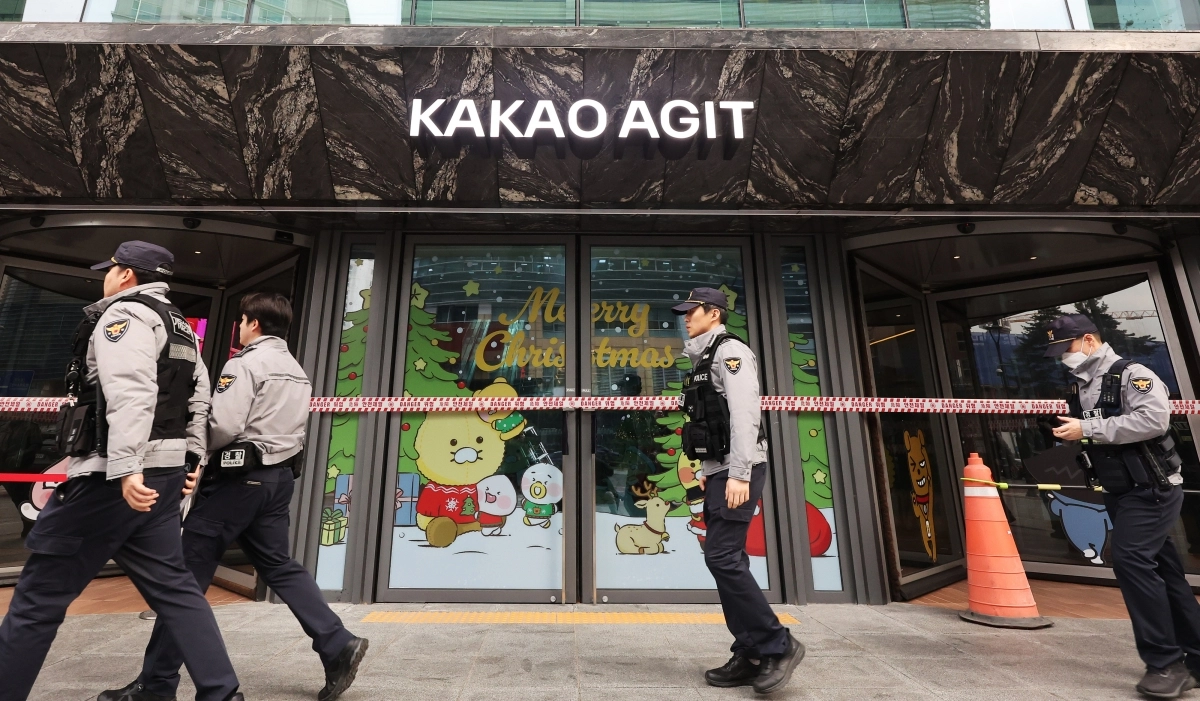 지난 15일 경기 성남시 분당구 카카오 판교아지트 건물에 폭파 협박이 있었다는 사측의 신고가 접수돼 경찰과 군이 수색에 나섰다. 연합뉴스.