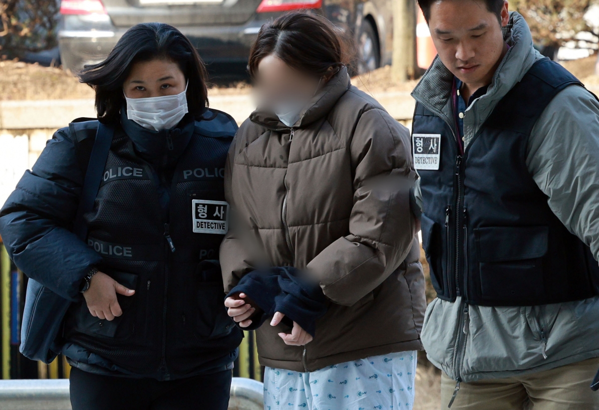 아동학대처벌법상 아동학대살해 혐의를 받는 베트남 국적의 유학생인 20대 산모 A씨가 17일 서울 서초구 중앙지법에서 열린 구속 전 피의자 심문(영장실질심사)에 출석하고 있다. A씨는 지난 14일 오후 6시 25분쯤 동국대 서울캠퍼스 인근 건물 앞에 아기를 버리고 간 혐의를 받는다. 2025.12.17. 연합뉴스