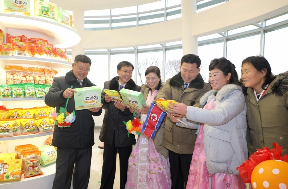 북한 노동당 기관지 노동신문은 16일 당과 정부 지도간부들의 참가 아래 황주군 지방공업공장 준공식이 진행됐다고 17일 보도했다.<br>평양 노동신문 뉴스1
