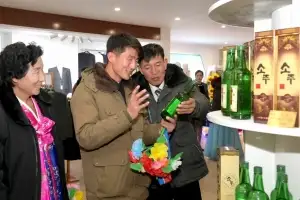 [포토] 소주 살펴보는 北주민들