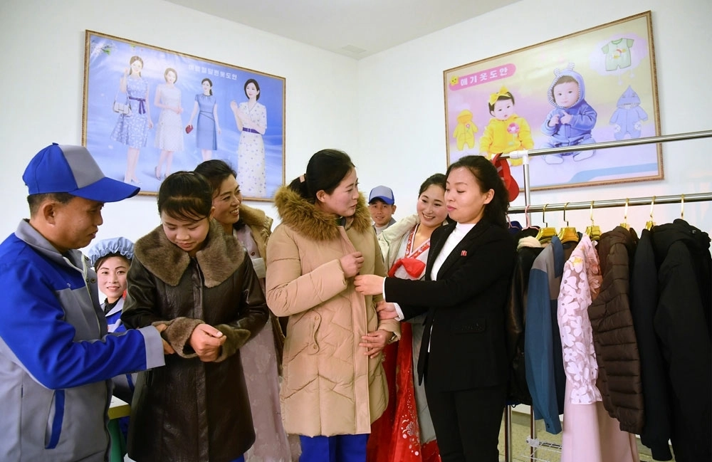 북한 노동당 기관지 노동신문은 16일 당과 정부 지도간부들의 참가 아래 황주군 지방공업공장 준공식이 진행됐다고 17일 보도했다.<br>평양 노동신문 뉴스1