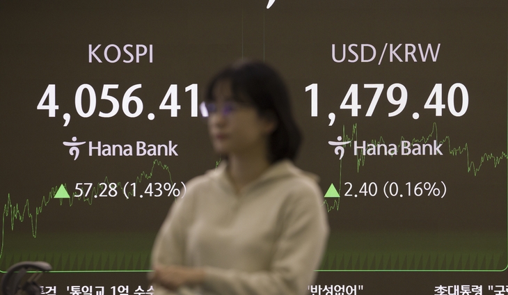 외환시장에서 원·달러 환율은 전 거래일(1477.0원)보다 2.8원 오른 1479.8원에 주간 거래 중인 17일 오후 서울 중구 하나은행 딜링룸 모니터에 지수가 나오고 있다. 2025.12.17.  연합뉴스