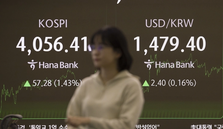 외환시장에서 원·달러 환율은 전 거래일(1477.0원)보다 2.8원 오른 1479.8원에 주간 거래 중인 17일 오후 서울 중구 하나은행 딜링룸 모니터에 지수가 나오고 있다. 2025.12.17.  연합뉴스