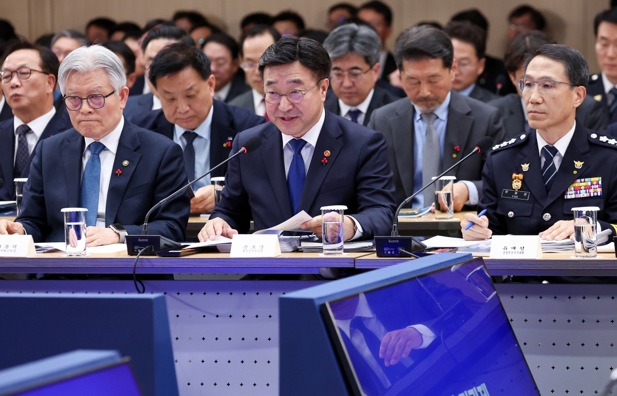 윤호중(가운데) 행정안전부 장관이 17일 정부세종컨벤션센터에서 열린 대통령 업무보고에서 이재명 대통령의 질문에 답하고 있다. 왼쪽부터 최동석 인사혁신처장, 윤 장관, 유재성 경찰청장 직무대행. 세종 연합뉴스