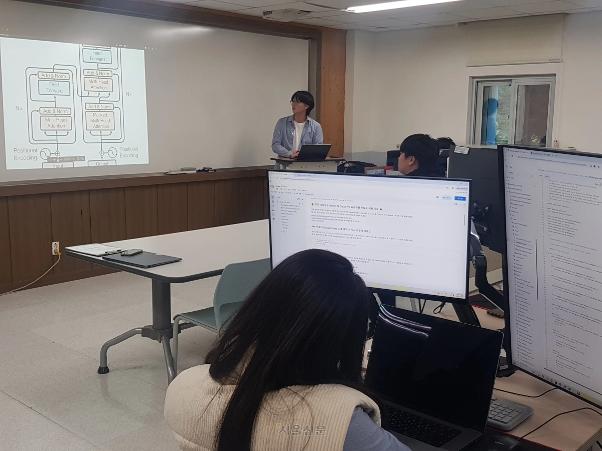 대덕소프트웨어마이스터고 3학년 노승준군이 ‘머신러닝과 딥러닝’ 수업 시간에 인공지능(AI) 모델에 대해 연구한 내용을 발표하고 있다.