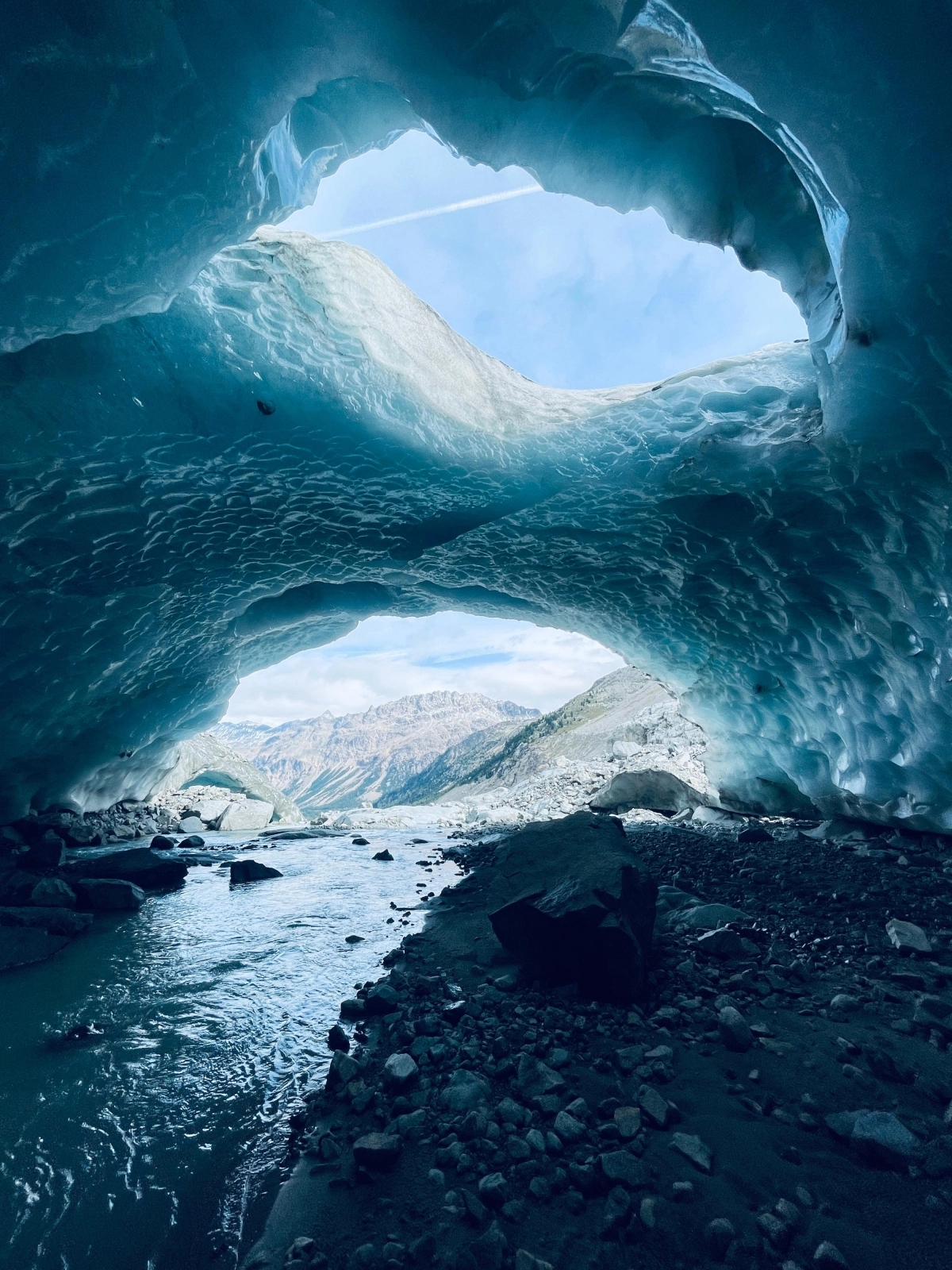 지난 10월 스위스 알프스 모르테라취 빙하(Morteratsch Glacier)에 있는 빙하 동굴이 녹아내린 모습. 이 빙하 동굴의 모습은 지구 온난화로 인한 빙하 쇠퇴 현상을 보여 주는 대표적 사례다. 스위스 취리히 연방 공과대 제공