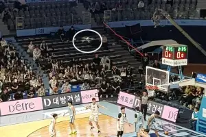 프로농구 코트 위 나는 ‘드론’… “TV 중계 박진감 생생” vs “추락 땐 위험 아찔”