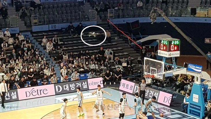 지난 16일 경기 고양소노아레나에서 열린 2025~26 프로농구 고양 소노와 수원 kt의 경기에서 드론(원 안)이 경기장을 날아다니고 있다.