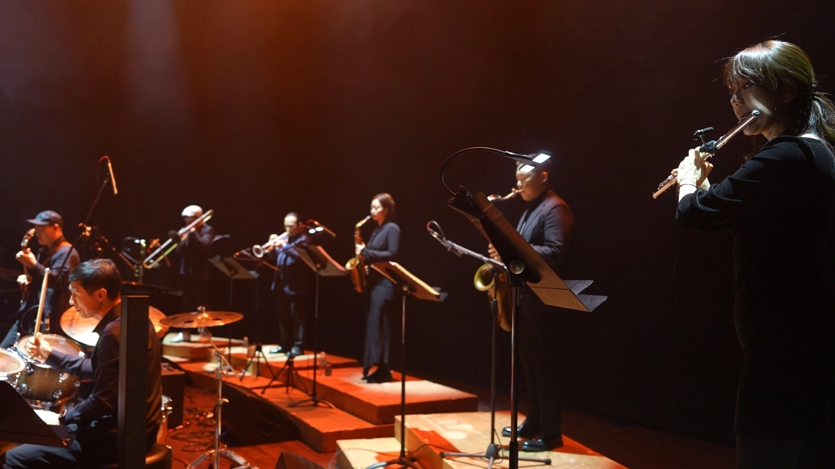 다가오는 연말 선물과도 같은 재즈 공연들이 예정돼 있다. 올해 마지막 날인 31일 서울 성수아트홀에서 공연하는 11인조 재즈 앙상블 ‘최정수 타이니 오케스터’. 재즈브릿지컴퍼니 제공