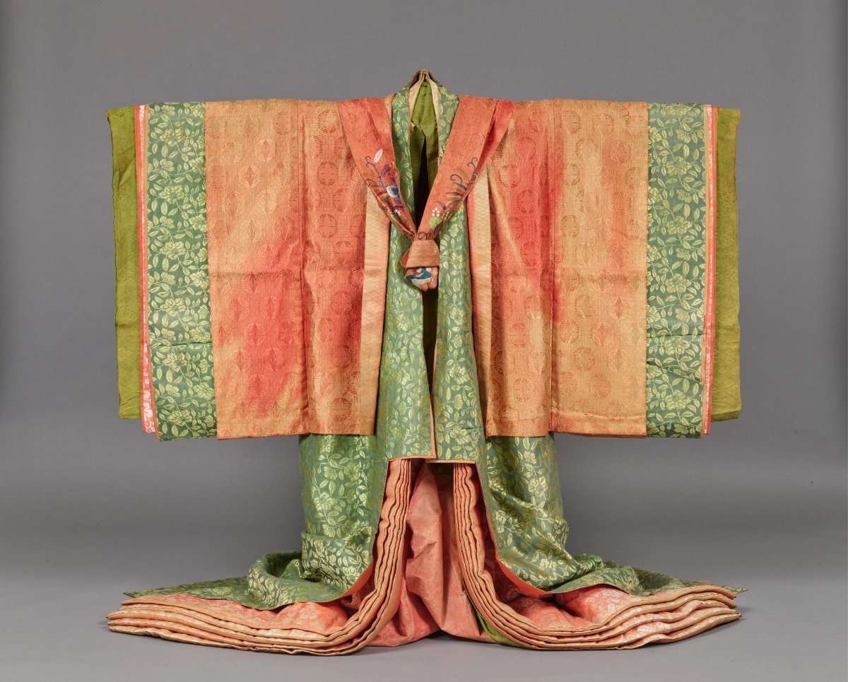 서울 국립고궁박물관의 전시 ‘천년을 흘러온 시간: 일본의 궁정문화’에 전시된 여성의 복식. 신분이 높은 궁녀인 뇨보 중에서도 총괄 직급인 나이시노스케의 정복으로 흔히 ‘주니히토에’라고 하며 정식 명칭은 ‘뇨보쇼조쿠’다.  국립고궁박물관 제공