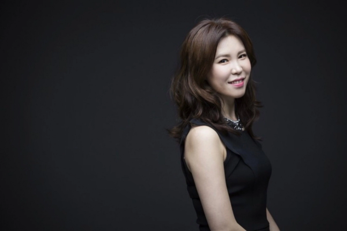 다가오는 연말 선물과도 같은 재즈 공연들이 예정돼 있다. 20일 서울 JCC아트센터 콘서트홀에서 공연하는 재즈 피아니스트 송영주. 페이지터너 제공