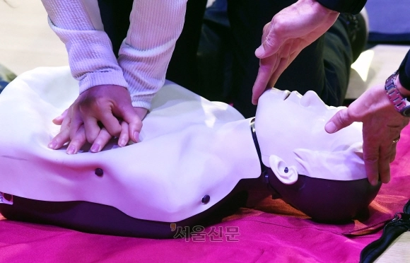 심폐소생술(CPR)과 자동제세동기(AED) 연습을 하는 모습. 기사와 직접적인 관련 없음. 서울신문DB