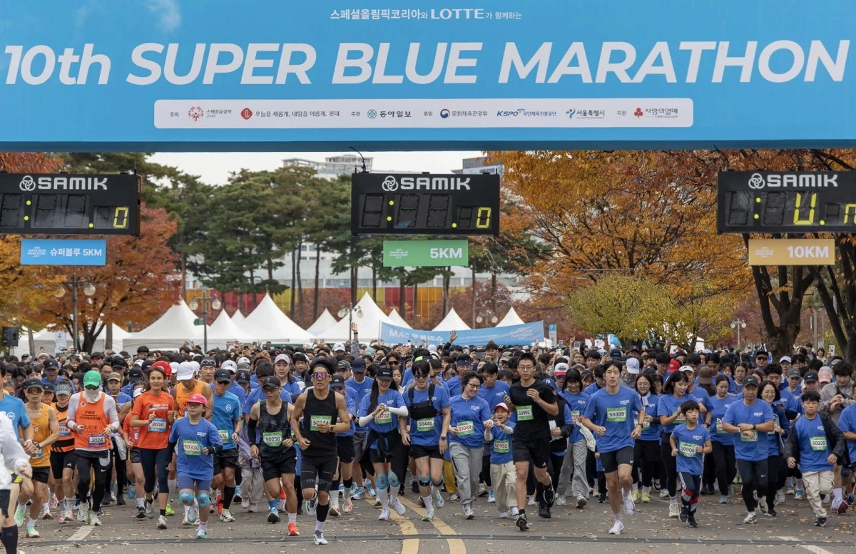 롯데가 지난달 서울 상암동 평화의공원 평화광장 일대에서 제10회 슈퍼블루마라톤을 개최했다. 롯데 제공