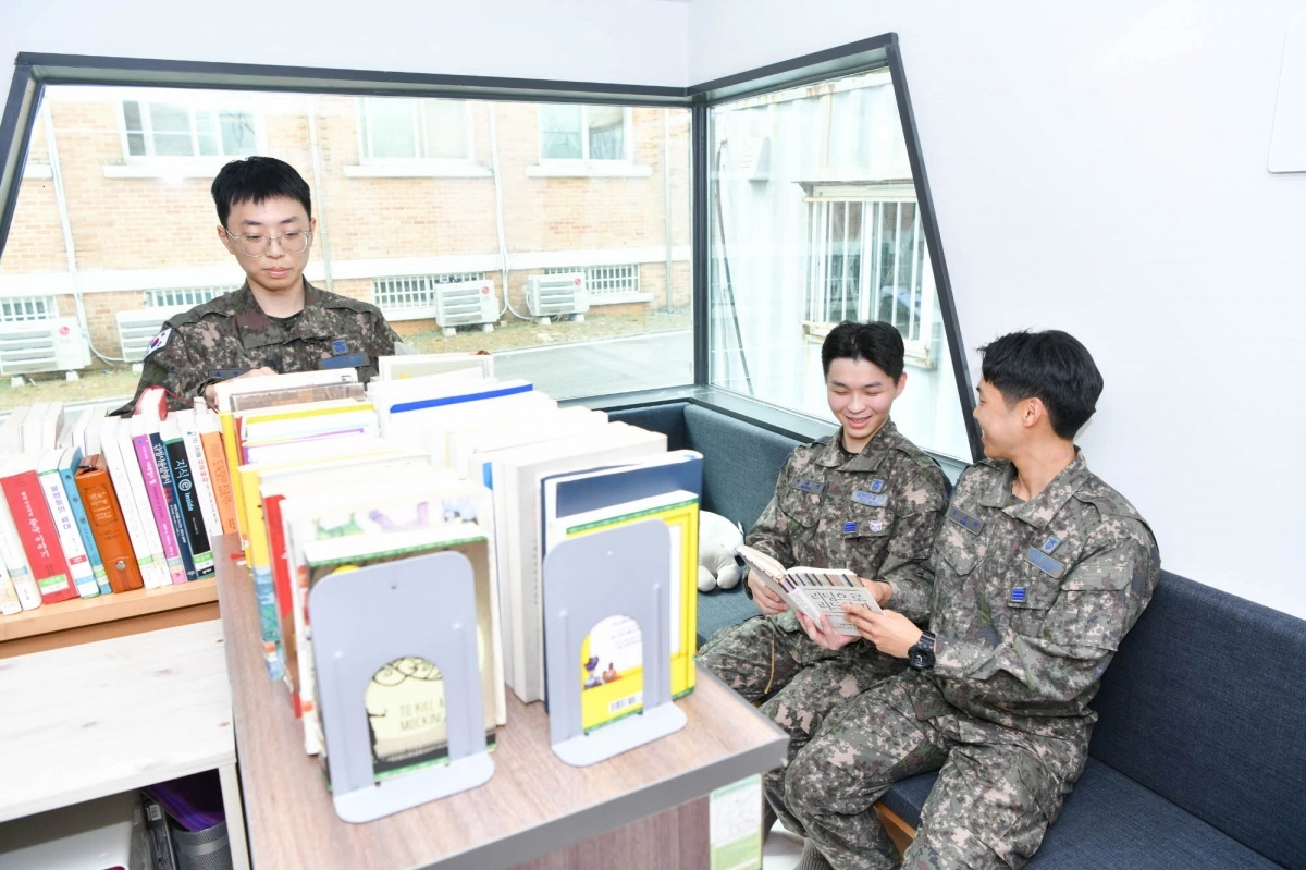 지난 3월 공군 8930부대에 개관한 ‘청춘책방’ 12호점에서 장병들이 시간을 보내고 있다. 롯데 제공