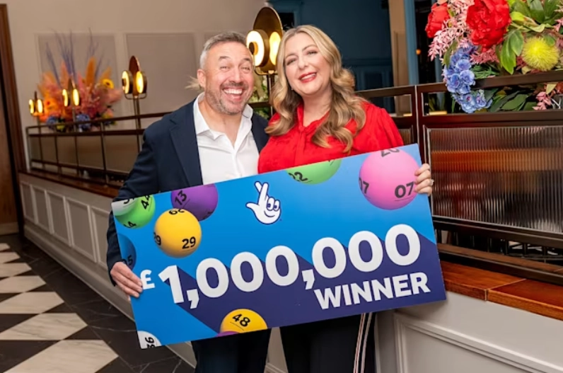 7년 전 복권에 당첨됐던 영국의 한 부부가 또다시 복권에 당첨돼 총 200만 파운드(약 40억원)를 받은 사연이 알려지며 화제가 되고 있다. 내셔널 복권