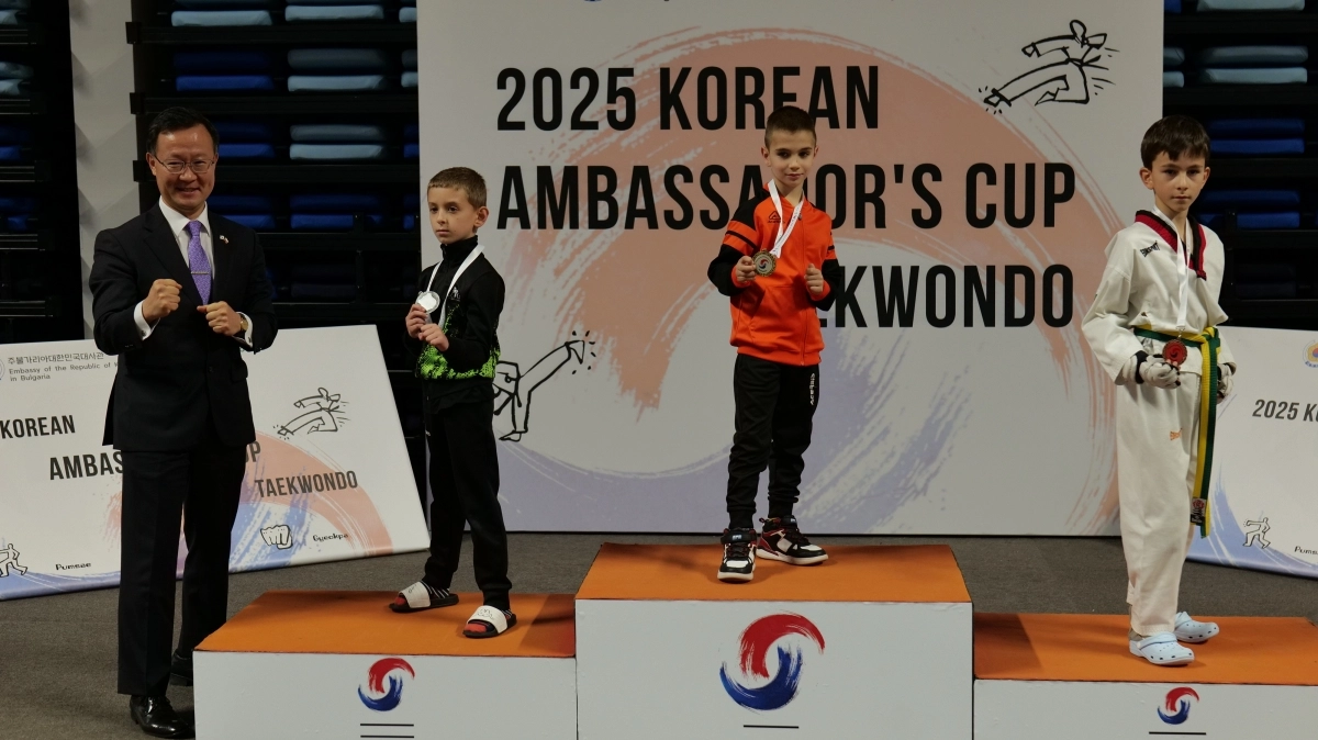 지난 13일 불가리아 사모코프시에서 열린 한국대사배 태권도 대회에서 김동배(왼쪽) 주불가리아 대한민국대사가 어린이 수상자들과 기념촬영을 하고 있다. 사진: 주불가리아한국대사관 제공.