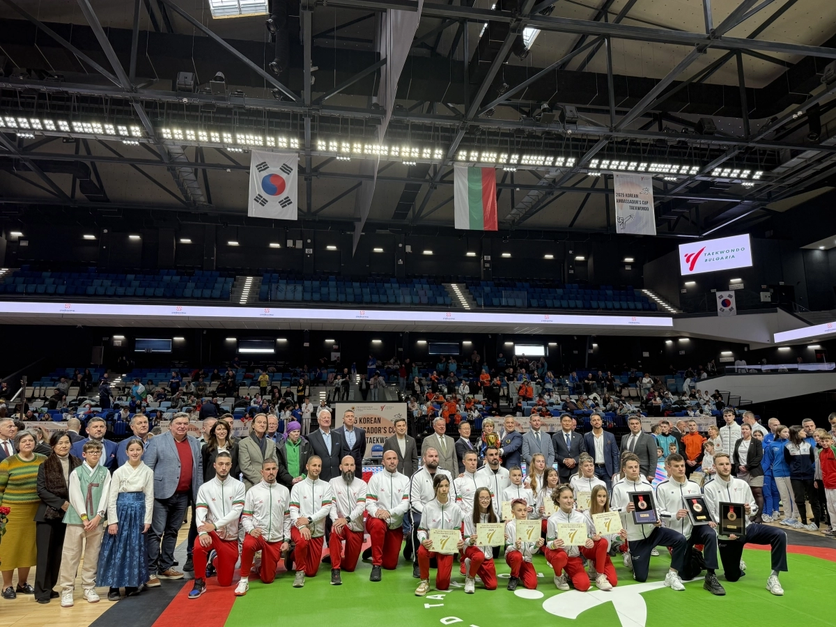 지난 13일 불가리아 사모코프시에서 열린 한국대사배 태권도 대회에서  대회 참석자들이 기념촬영을 하고 있다. 사진: 주불가리아한국대사관 제공.