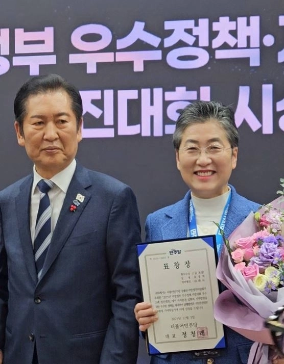 지난 14일 ‘2025 지방정부 우수정책·지방의회 우수조례 경진대회 시상식’에서 정청래 대표와 유정희 의원