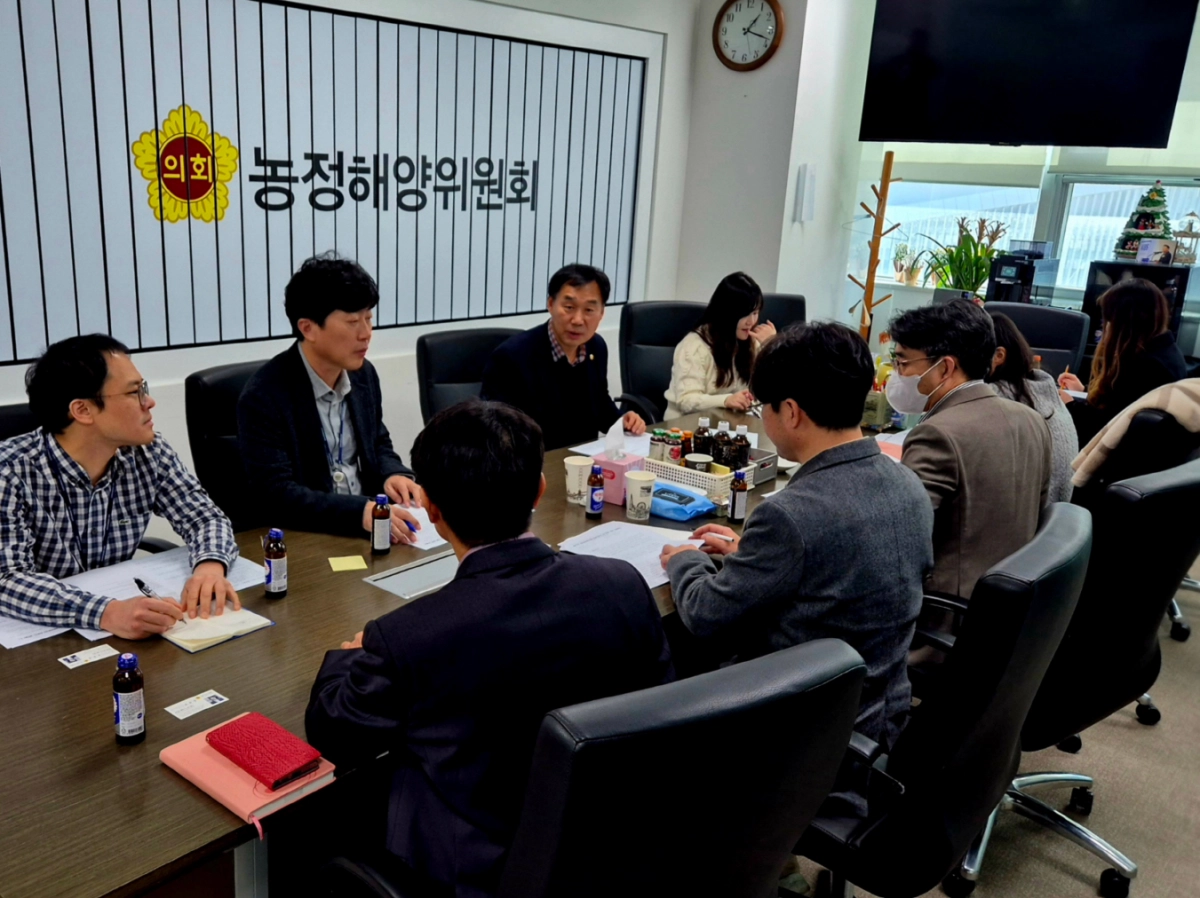 윤종영 의원이 8일 경기도 농업정책과와 업무 협의를 진행하고 있다.(사진=경기도의회)