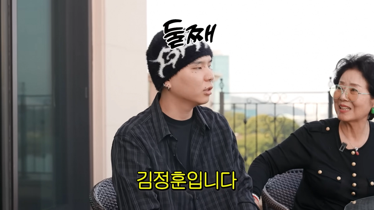 방송인 김지선의 아들이자 래퍼로 활동 중인 시바(본명 김정훈). 선우용여 유튜브 채널 캡처