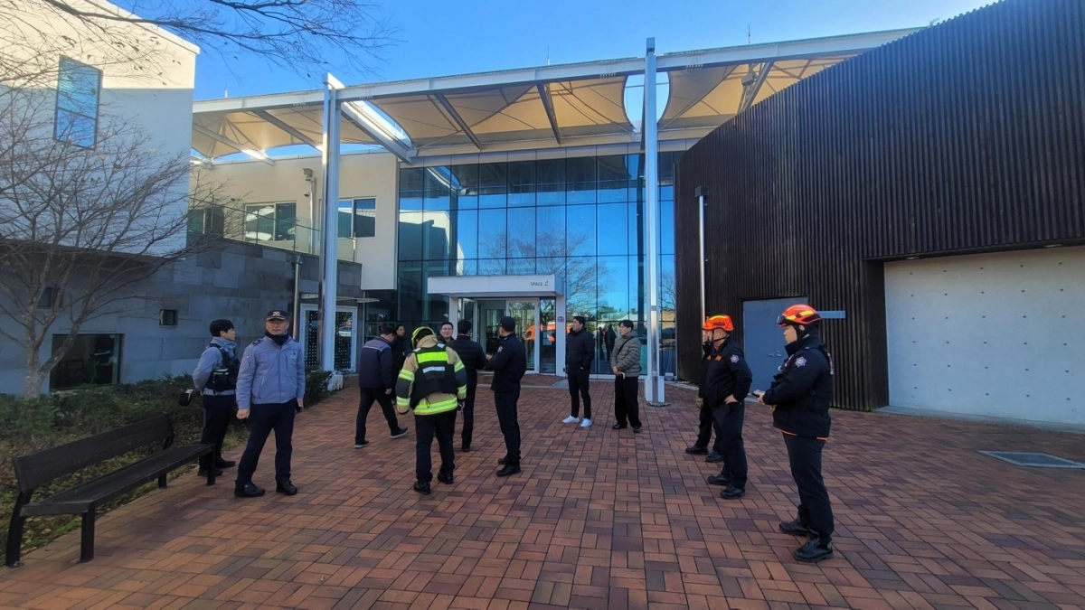 제주시 영평동 카카오 본사에 폭발물이 설치됐다는 신고가 접수돼 경찰 특공대 등이 수색하고 있다. 제주도소방안전본부 제공