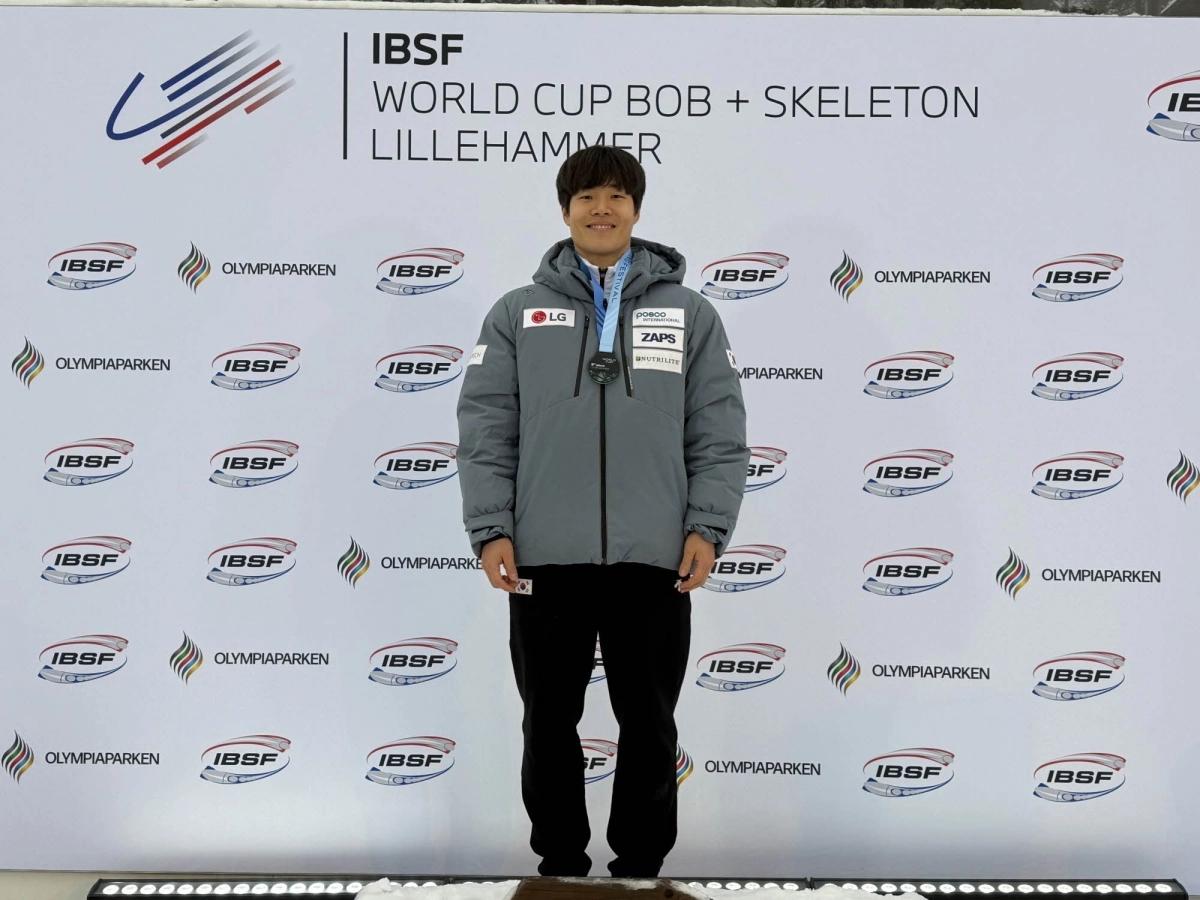 2025-2026 IBSF 월드컵 3차 대회 남자 스켈레톤 경기 시상대에 오른 정승기 선수. LG 제공