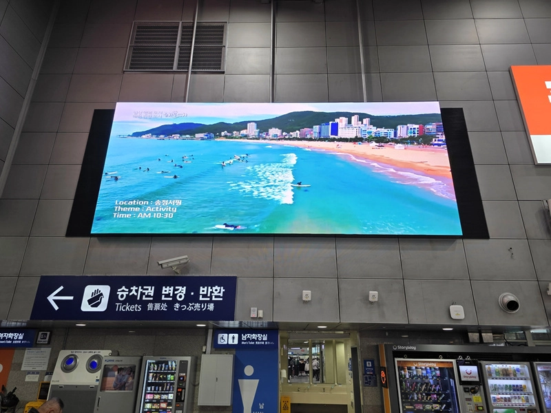 서울 청량리역사 전광판에 송출 중인 해운대구 홍보영상. 해운대구 제공
