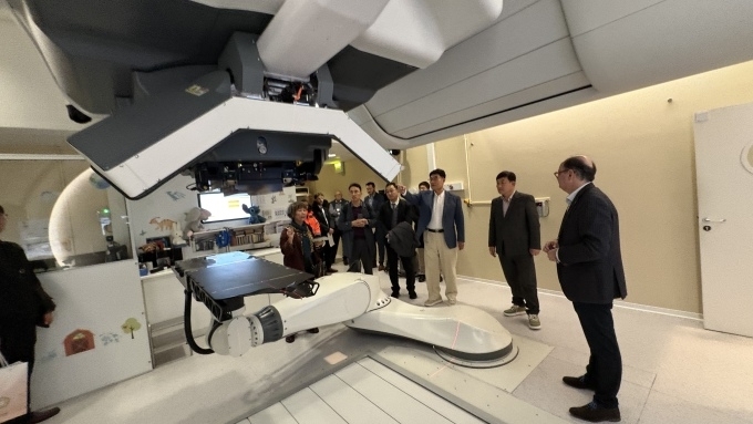 박상수 강원 삼척시장과 직원들은 7~12일 프랑스와 벨기에를 찾아 중입자 치료센터 건설 현장과 암치료용 입자가속기 제조사를 견학했다. 삼척시 제공