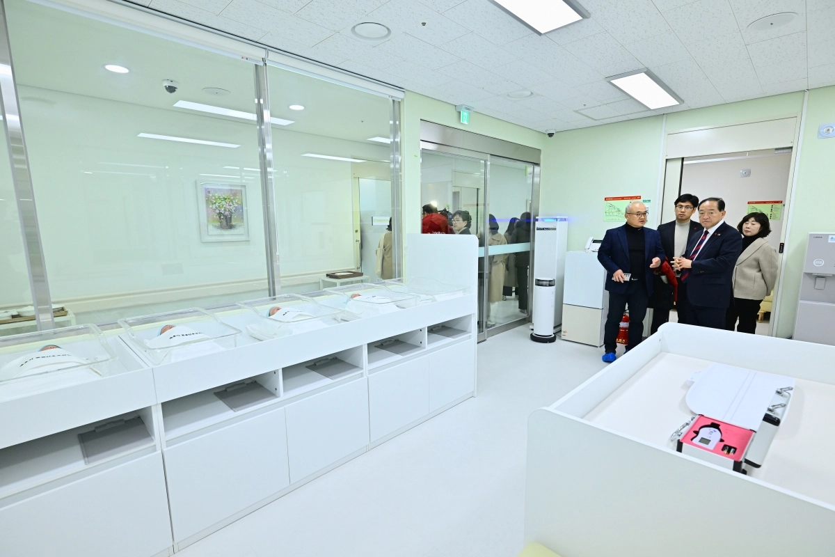 이병선(오른쪽 두번째) 강원 속초시장이 18일 개원한 공공산후조리원 내부 시설을 둘러보고 있다. 속초시 제공