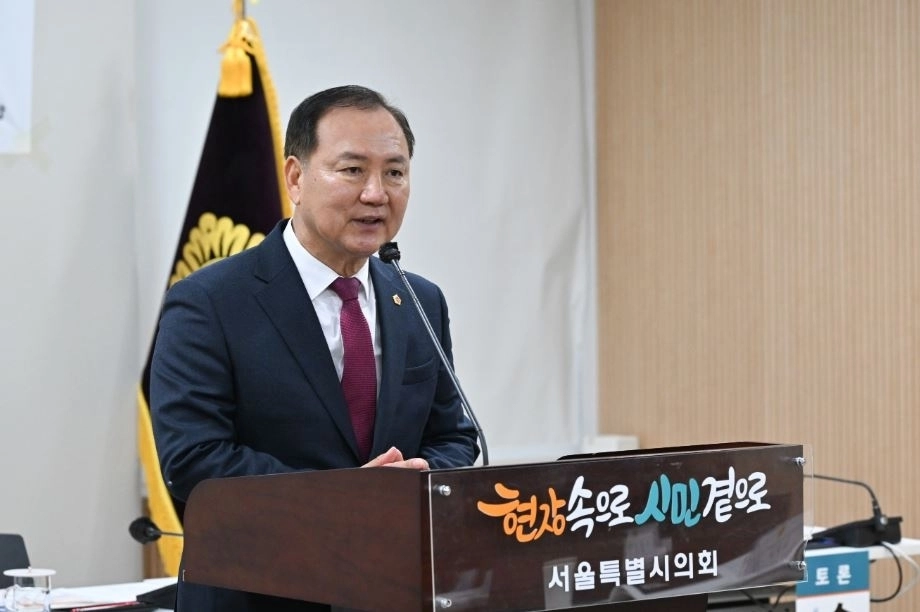 지난 17일 열린 ‘자율주행택시시대 도래에 따른 서울택시 공존방안 모색 토론회’에서 개회사를 하는 이병윤 위원장