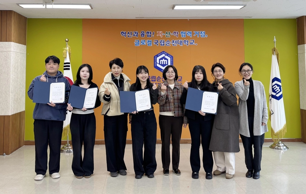 국립순천대학교 여교수협의회가 우수 여성 인재 4명에게 학업장려금과 장학증서를 전달했다.