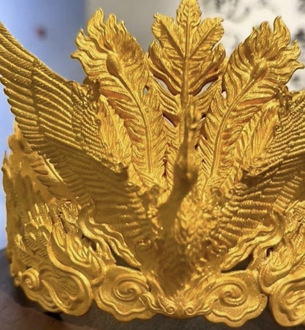중국 유명 인플루언서가 전시회에서 공개한 봉황 금관. SNS 캡처