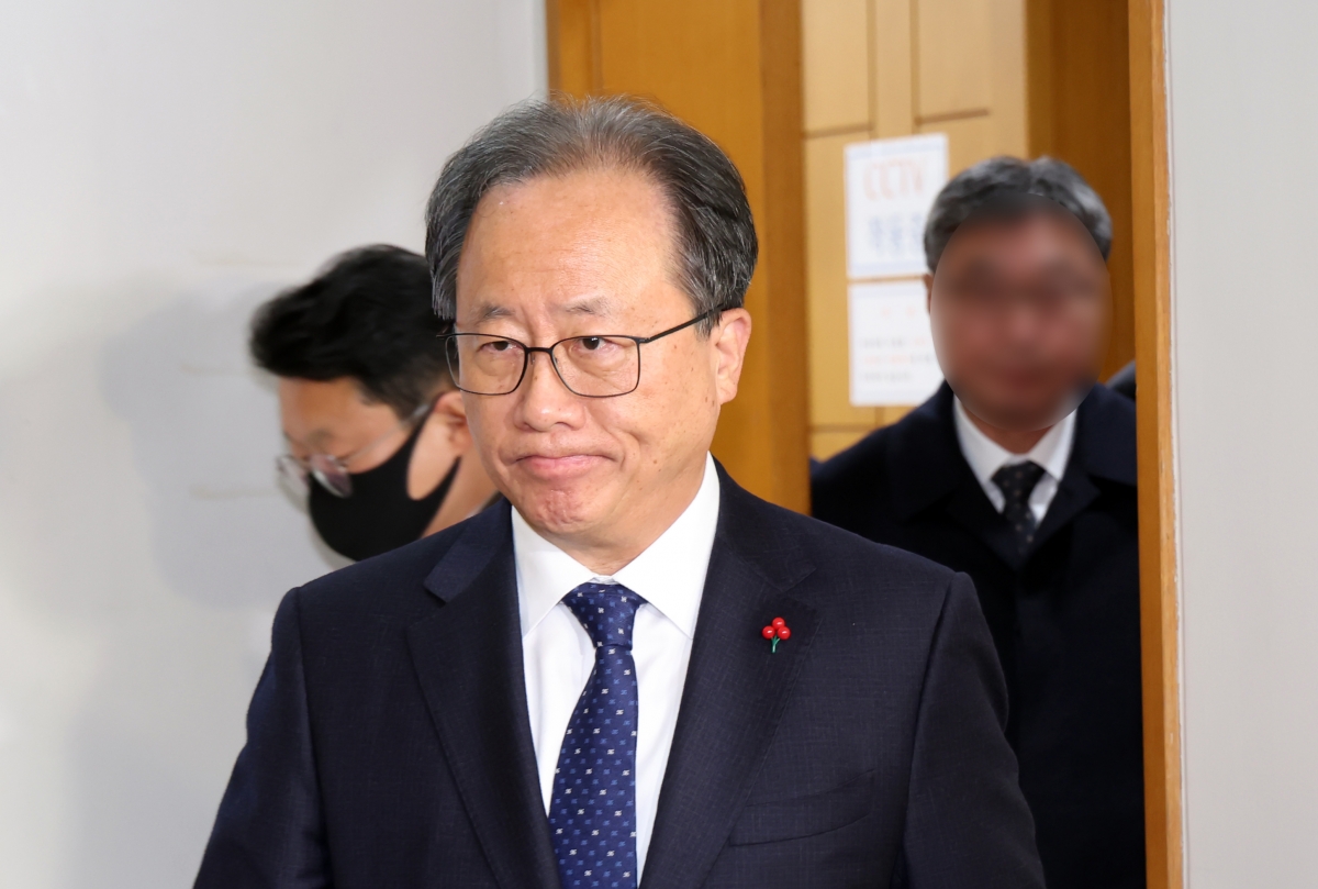 전교조 통일학교 해직 교사들을 특별 채용하도록 지시한 혐의로 기소된 김석준 부산시교육감이 지난 12일 부산지법에서 징역 8개월에 집행유예 2년을 선고받은 뒤 법정을 나서고 있다. 뉴시스