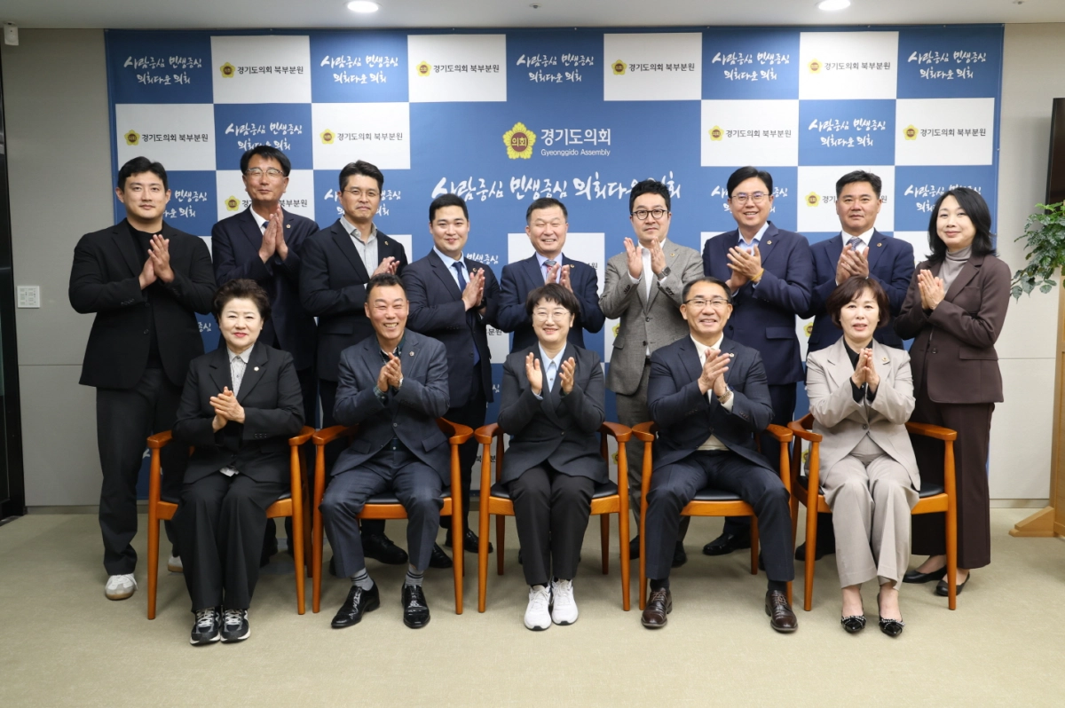 경제노동위원회 고은정 위원장과 의원들이 18일 상임위원회를 마지막으로 올해의 공식 의정활동을 마무리하며 기념촬영을 하고 있다.(사진=경기도의회)