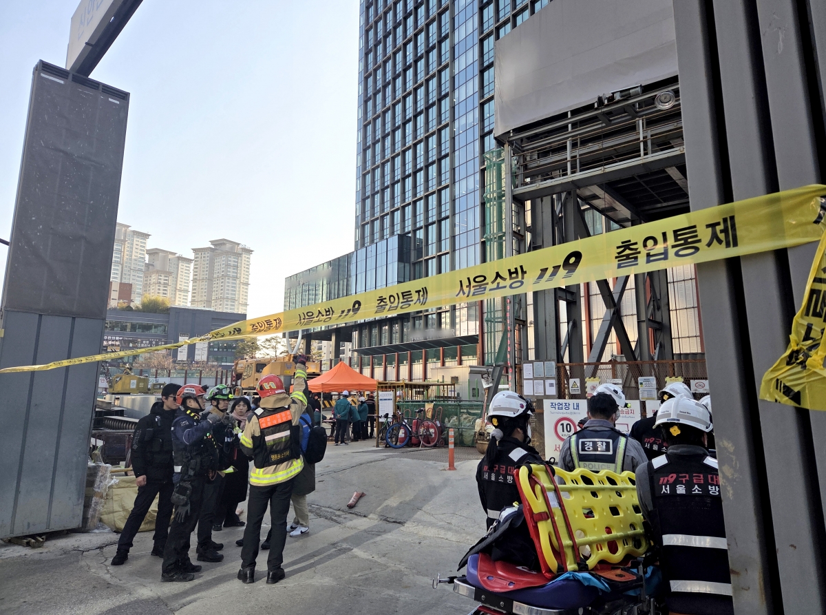 18일 서울 여의도역 신안산선 공사 현장에서 터널 상단의 철근이 낙하해 노동자 3명 부상을 입는 사고가 발생했다. 사진은  출입이 통제된 사고 현장의 모습. 연합뉴스