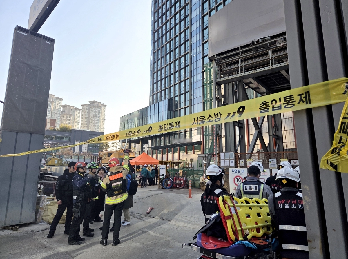 18일 서울 여의도역 신안산선 공사 현장에서 터널 상단의 철근이 낙하해 노동자 3명 부상을 입는 사고가 발생했다. 사진은  출입이 통제된 사고 현장의 모습. 연합뉴스