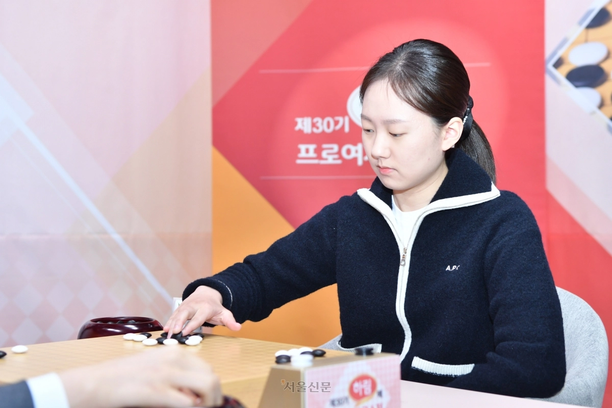 김은지 9단이 18일 서울 성동구 한국기원 바둑TV 스튜디오에서 열린 제30기 하림배 프로여자국수전 결승 3번기 3국에서 최정 9단과 승부를 펼치고 있다. 한국기원 제공