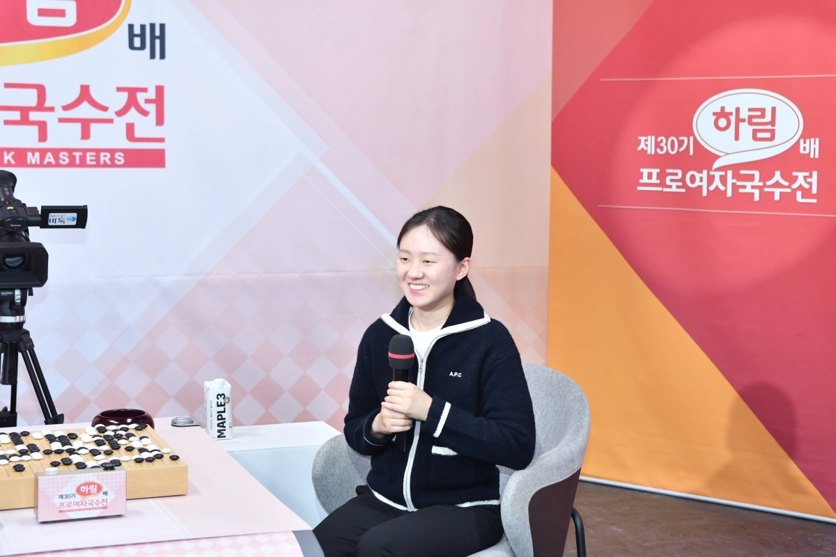 김은지 9단이 18일 서울 성동구 한국기원 바둑TV 스튜디오에서 열린 최정 9단과의 제30기 하림배 프로여자국수전에서 우승을 차지한 후 웃으며 수상 소감을 전하고 있다. 한국기원 제공