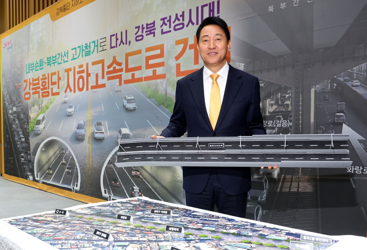 오세훈 서울시장이 18일 시청 3층 대회의실에서 열린 ‘강북횡단 지하고속도로 건설’ 설명회 중 강북 지역 지도 위에 놓여 있던 고가도로 모형을 철거하는 퍼포먼스를 하고 있다. 뉴스1