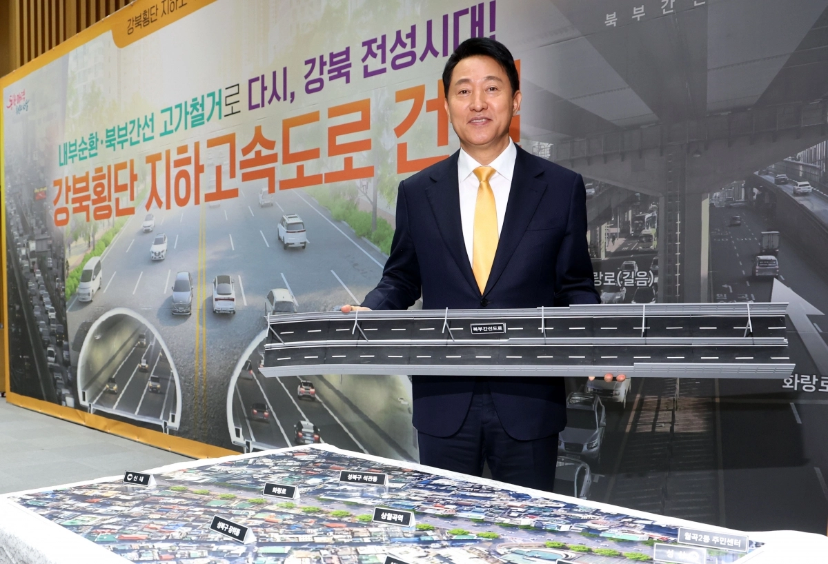 오세훈 서울시장이 18일 시청 3층 대회의실에서 열린 ‘강북횡단 지하고속도로 건설’ 설명회 중 강북 지역 지도 위에 놓여 있던 고가도로 모형을 철거하는 퍼포먼스를 하고 있다. 뉴스1